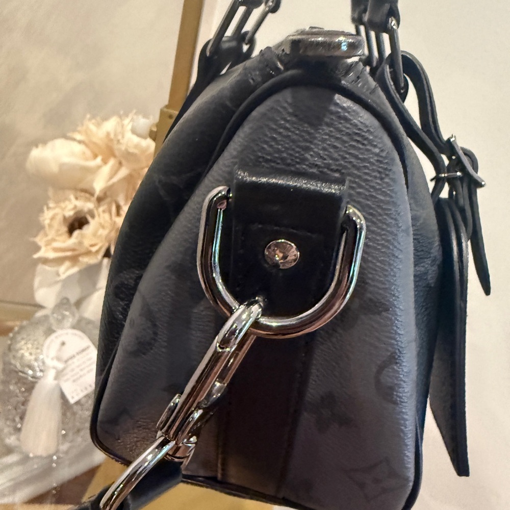 Louis Vuitton Keepall Bandoulière 25 Monogram Eclipse Reverse Canvas Bag - Picture 9 of 16